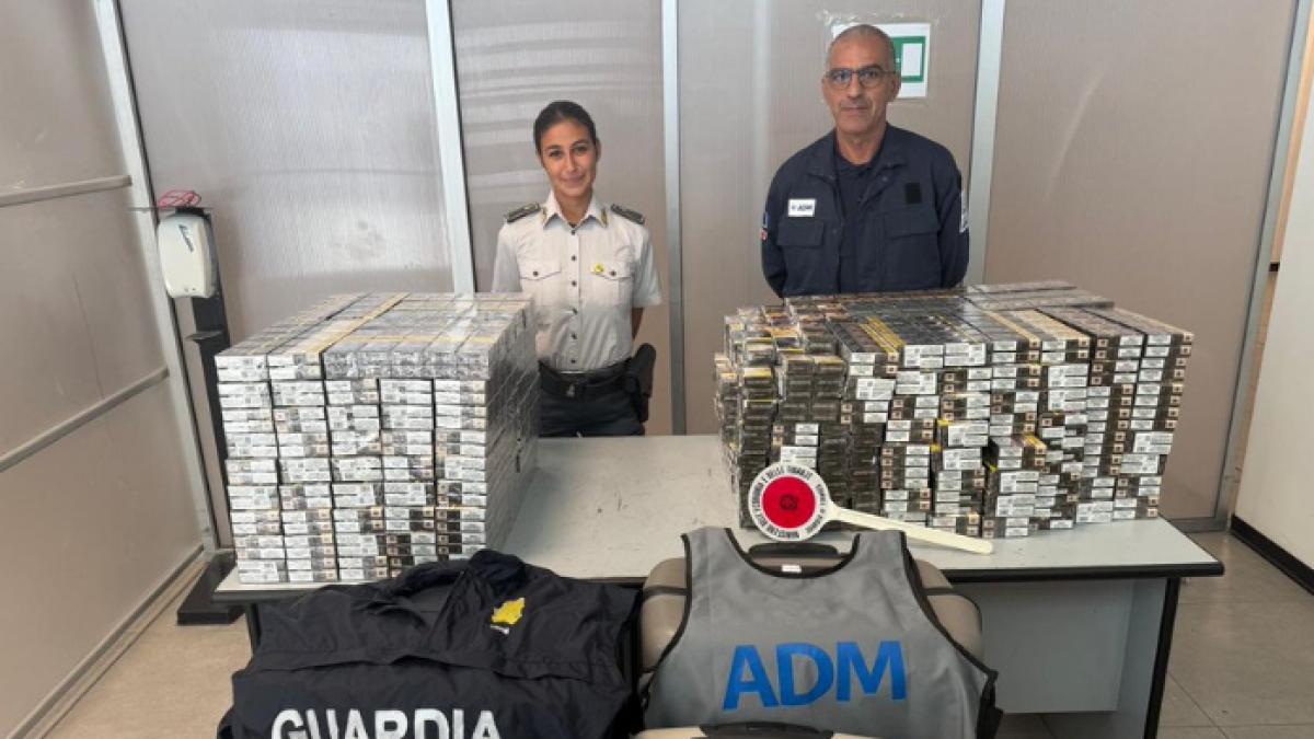 doi romani au fost arestati pe un aeroport din italia aveau in genti 4 000 de pachete de tigari