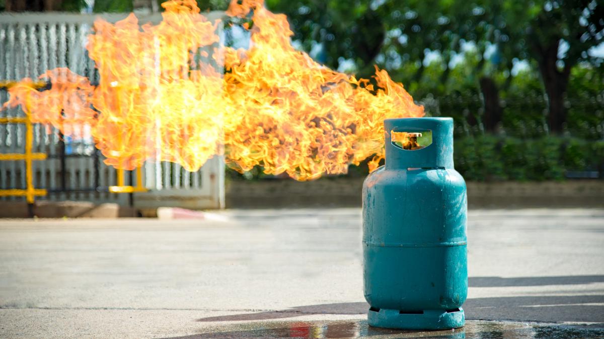 explozie in letea veche dupa ce mai multe persoane ar fi dat foc unei butelii in curte trei barbati si o fata au arsuri grave