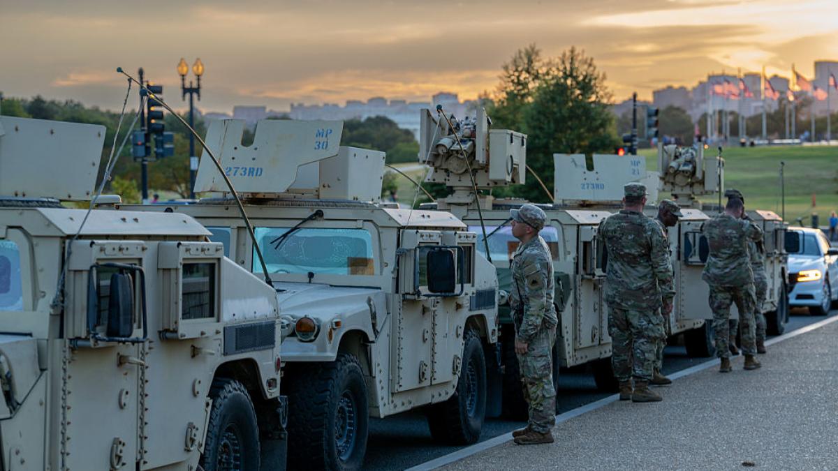 garda nationala si blindatele armatei sua au impanzit washingtonul iar militarii ridica baricade casa alba e doar inceputul