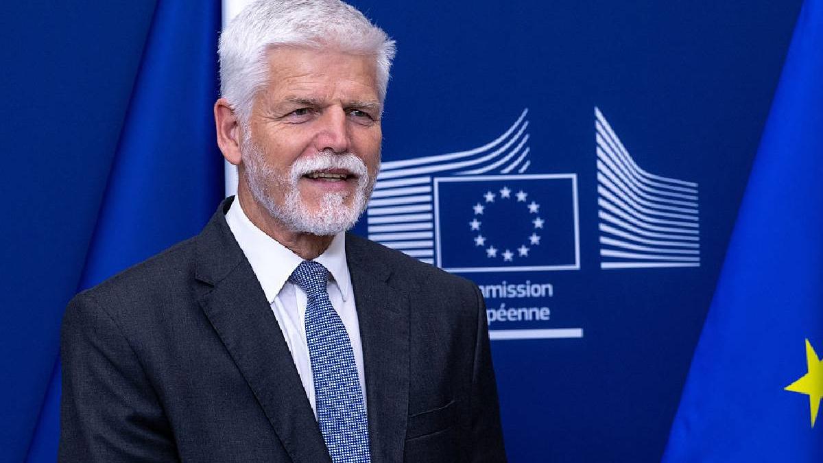 intalnirea cu dalai lama ii costa scump pe cehi beijingul rupe contactele cu petr pavel presedintele cehiei