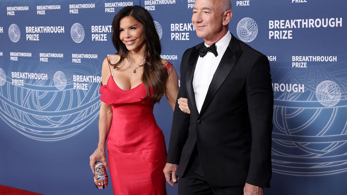 jeff bezos ar vrea sa si puna noua sotie intr un rol important din viitorul film james bond e obsedat nu e doar o fantezie