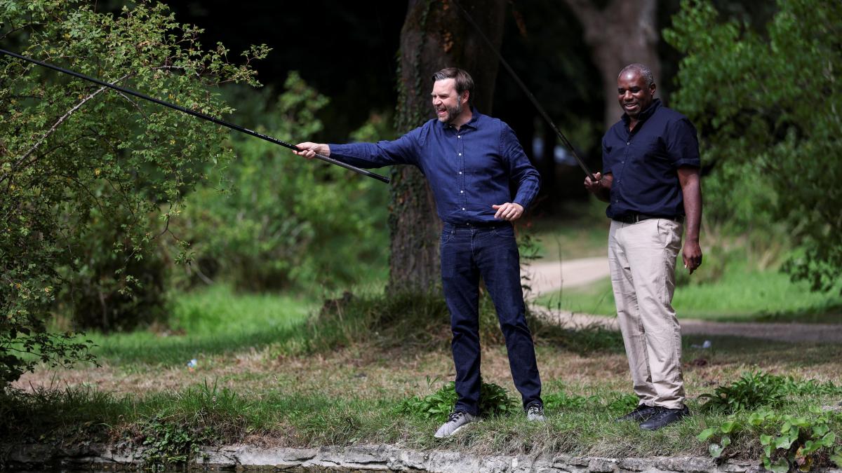 ministrul britanic de externe s a autodenuntat dupa ce a pescuit ilegal cu jd vance a fost o scapare