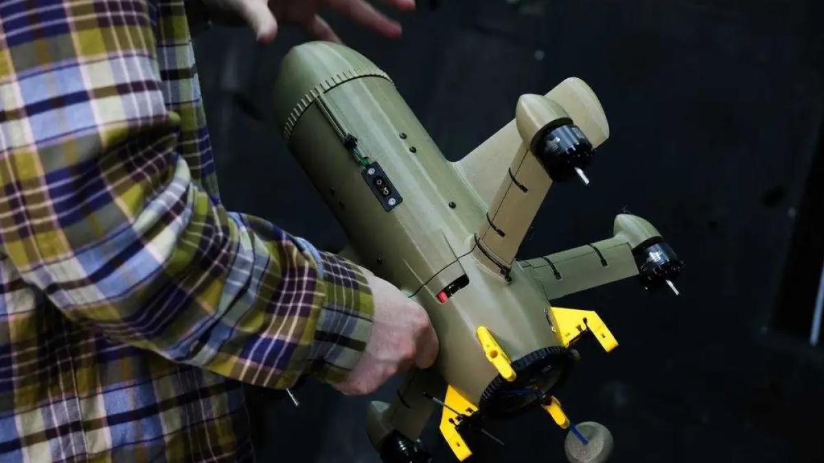o drona sting de doar 2 500 de dolari construita pentru a distruge dronele shahed a fost filmata zburand cu viteza unui tren glont