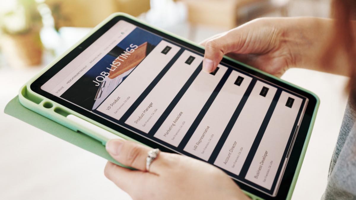 o tanara a aplicat la sute de locuri de munca si nu intelegea de ce nu o suna nimeni apoi a aflat ce ascundeau anunturile