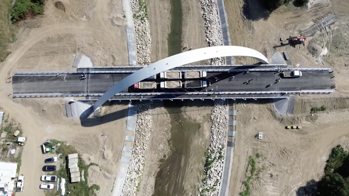 podul cu cel mai mare arc parabolic din romania a trecut testul de rezistenta cum arata unde este si cand va fi deschis circulatiei