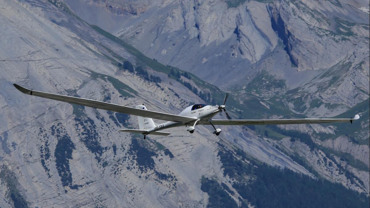 record mondial in aeronautica cum arata aeronava electrica si solara care a atins o inaltime istorica a intalnit un avion de linie