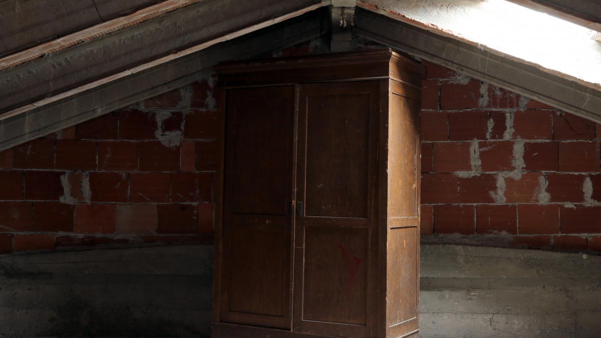 un barbat care si a cumparat un dulap second hand a descoperit ca avea un compartiment secret cu o comoara in interior