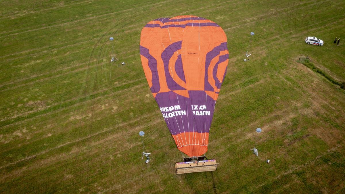 cel mai mare balon cu aer cald din olanda s a prabusit cu 34 de pasageri la bord o persoana a murit alte cinci sunt ranite