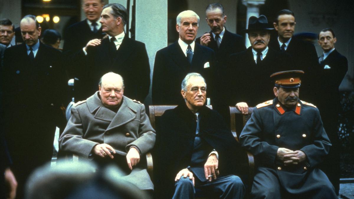 de ce compara rusii summitul din alaska cu conferinta de la ialta din 1945 putin merge la intalnirea cu trump cu documente istorice