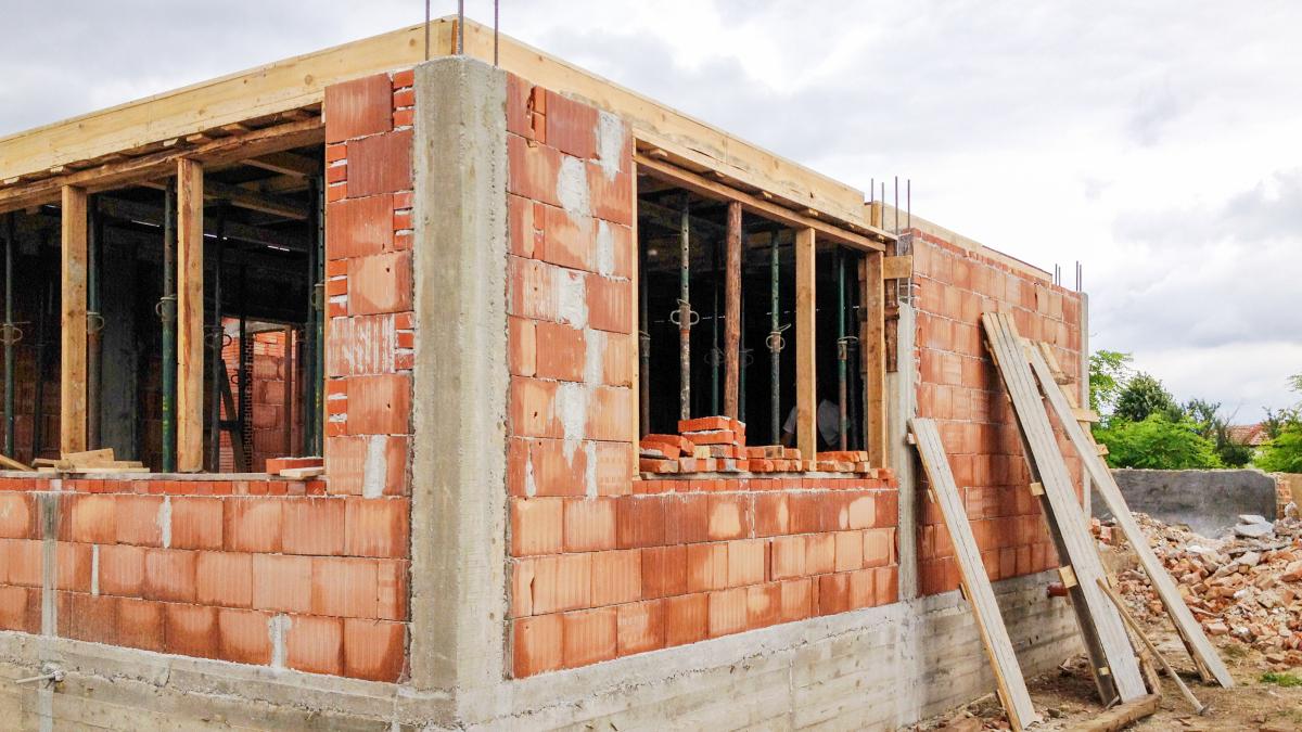 depozitele grajdurile si garajele construite ilegal vor fi gasite cu drone vinovatii vor plati impozite marite cu 100 timp de 5 ani