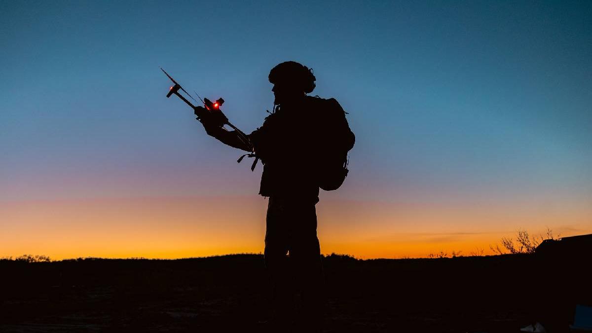 este un razboi al robotilor estul ucrainei se confrunta cu un asalt de bombe planante rachete si drone kamikaze rusesti