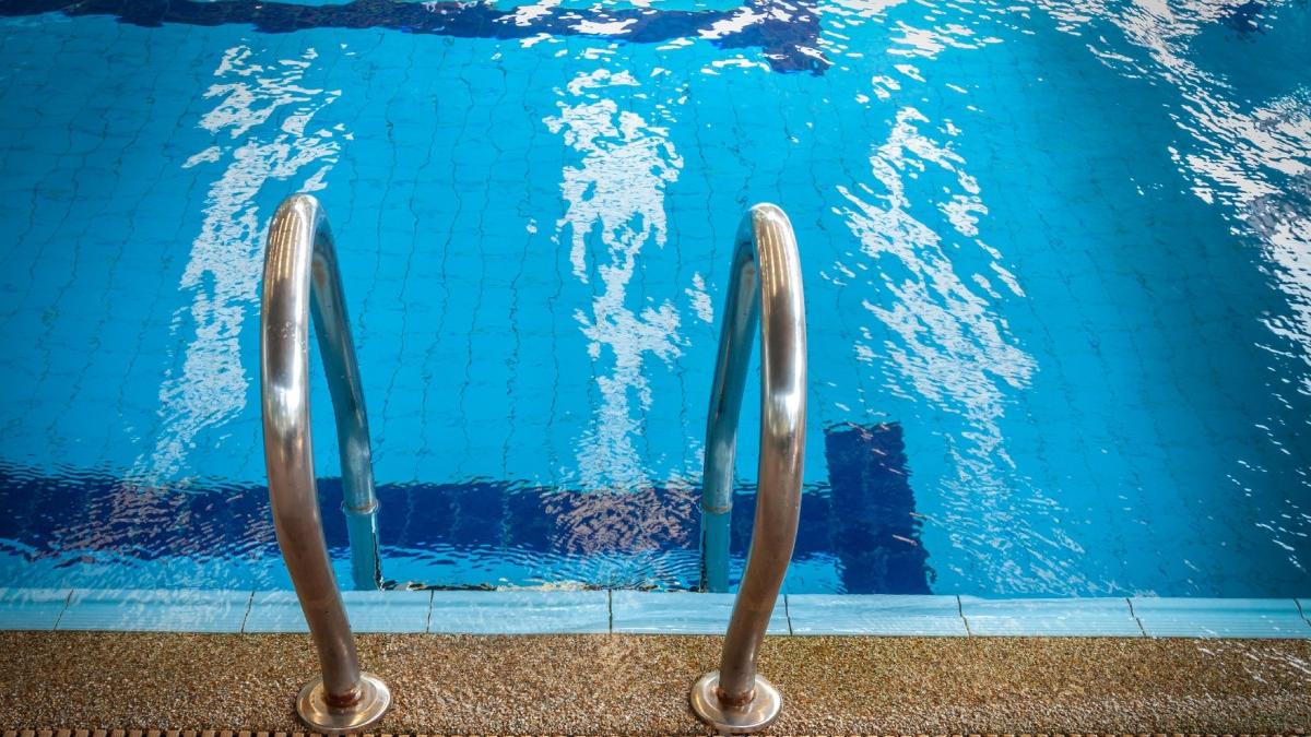 un bazin de inot din timis nu a fost folosit niciodata dar are nevoie de reparatii simonis inaugurarea s a facut pe repede inainte