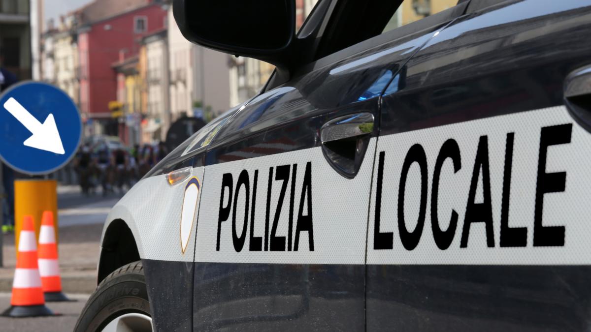 un roman din italia a jefuit o farmacie si a luat ostatici apoi ca sa scape neprins s a deghizat imbracand un halat de farmacist