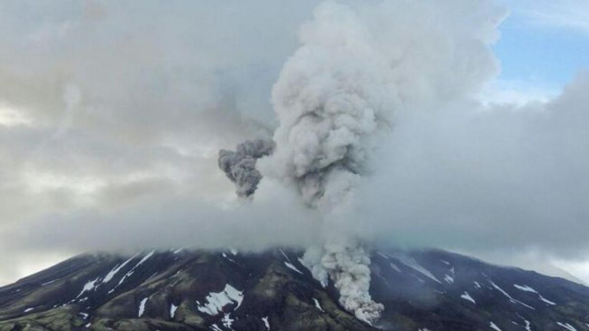zborurile spre alaska sunt perturbate dupa o eruptie vulcanica in peninsula kamceatka in ajunul summit ului trump putin