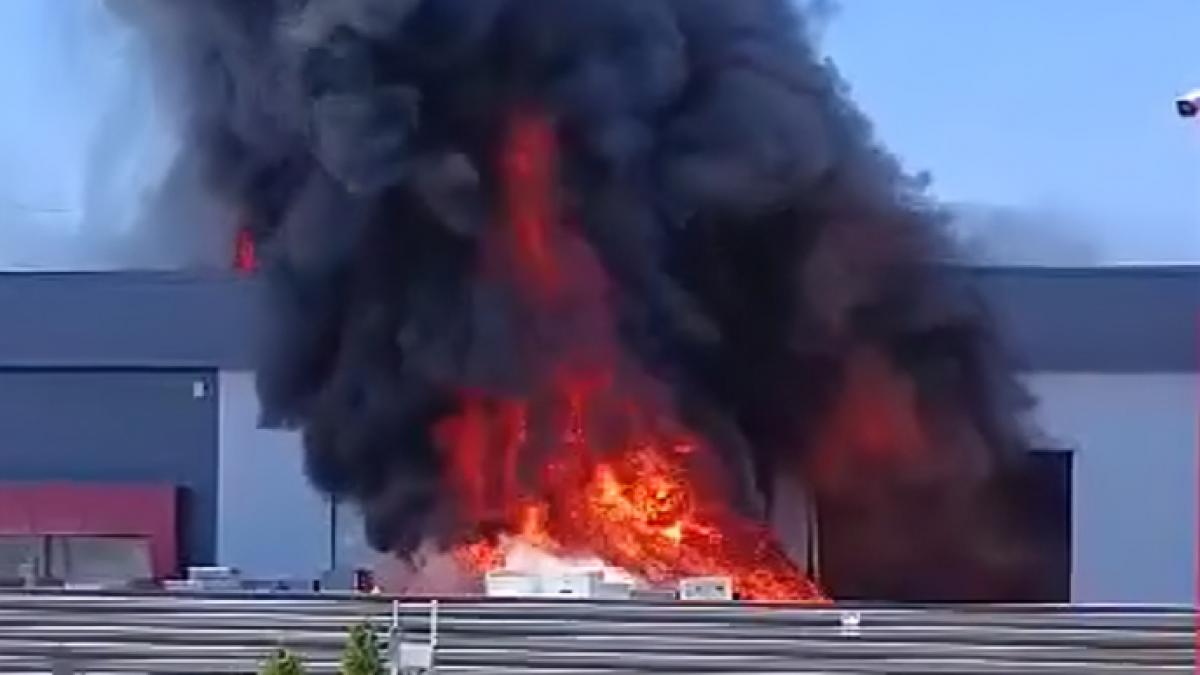 incediu urias la un depozit din iasi a fost emis mesaj ro alert