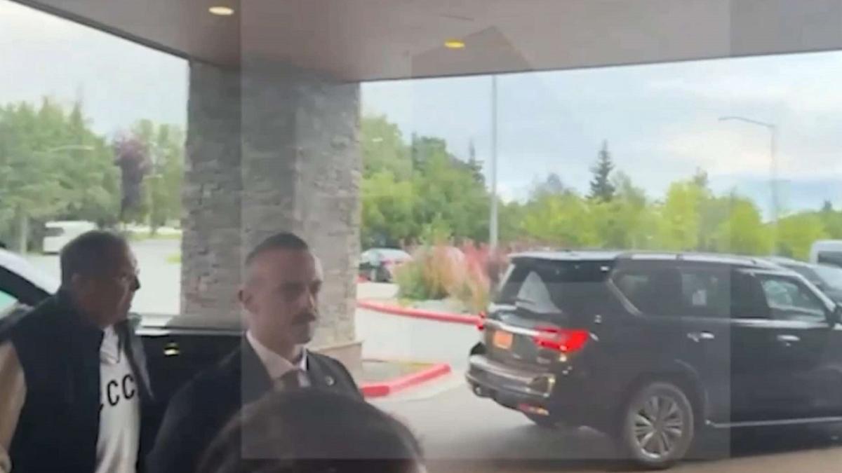 sfidarea lui lavrov inainte de intalnirea cu trump a ajuns in alaska purtand un pulover pe care este inscriptionat urss