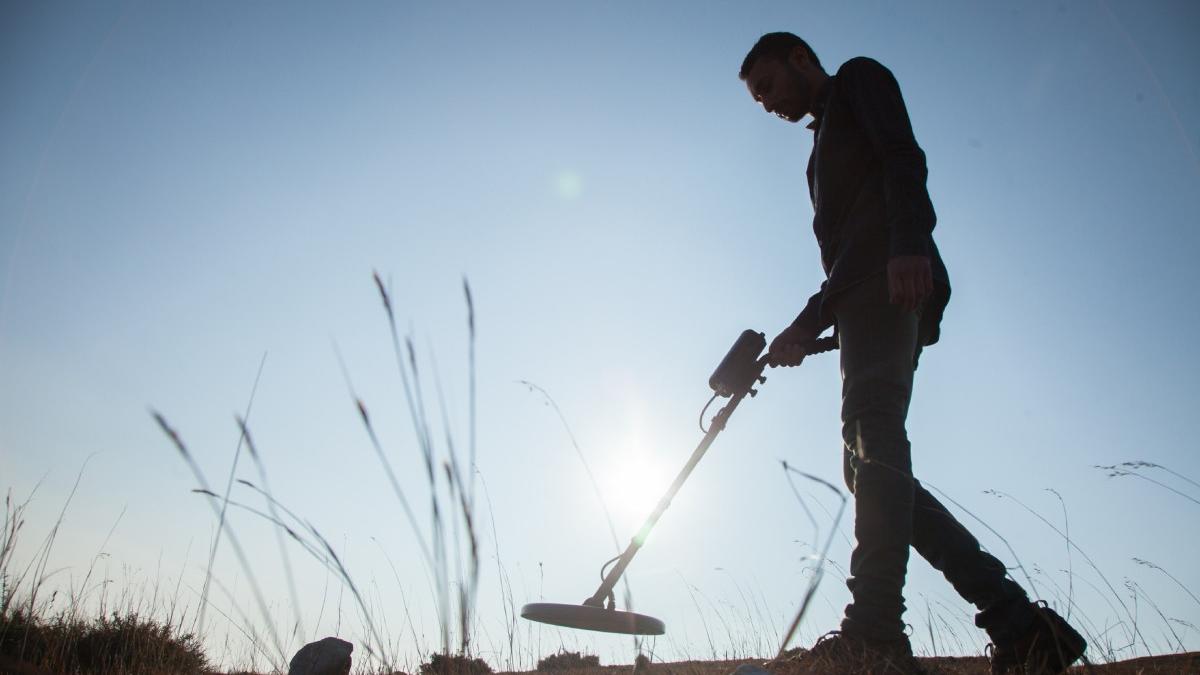 un barbat din hunedoara va primi o recompensa uriasa dupa ce a descoperit sute de monede romane pe dealul viilor