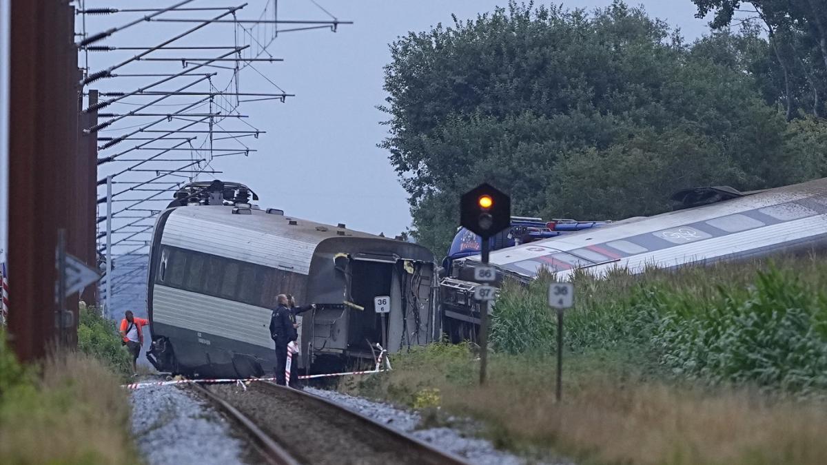 un tren a deraiat in danemarca cel putin un om a murit si mai multi au fost raniti