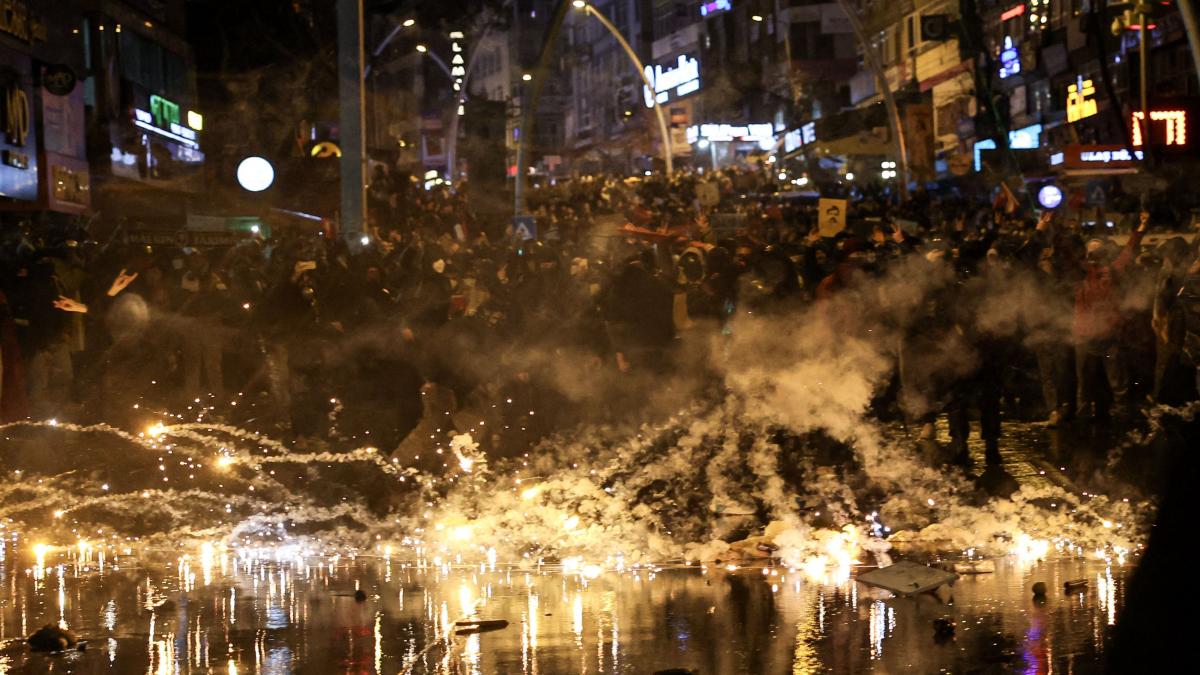 val de arestari in randul opozitiei din istanbul este vizat si primarul unui district central