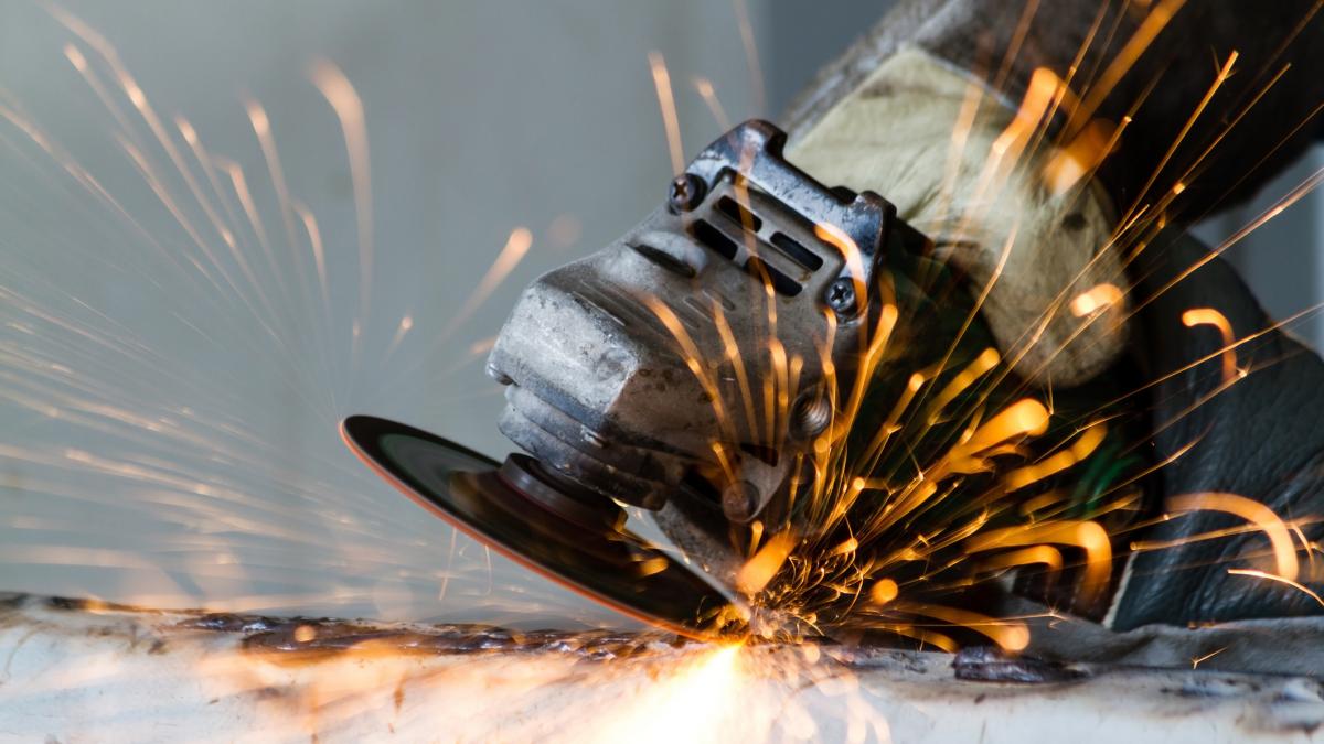 video in italia pompierii au fost chemati la spital ca sa i scoata inelul de pe deget unei femei au folosit polizorul