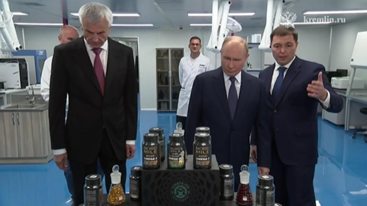 vladimir putin a vizitat o fabrica de ulei de peste in drum spre summitul din alaska cu donald trump