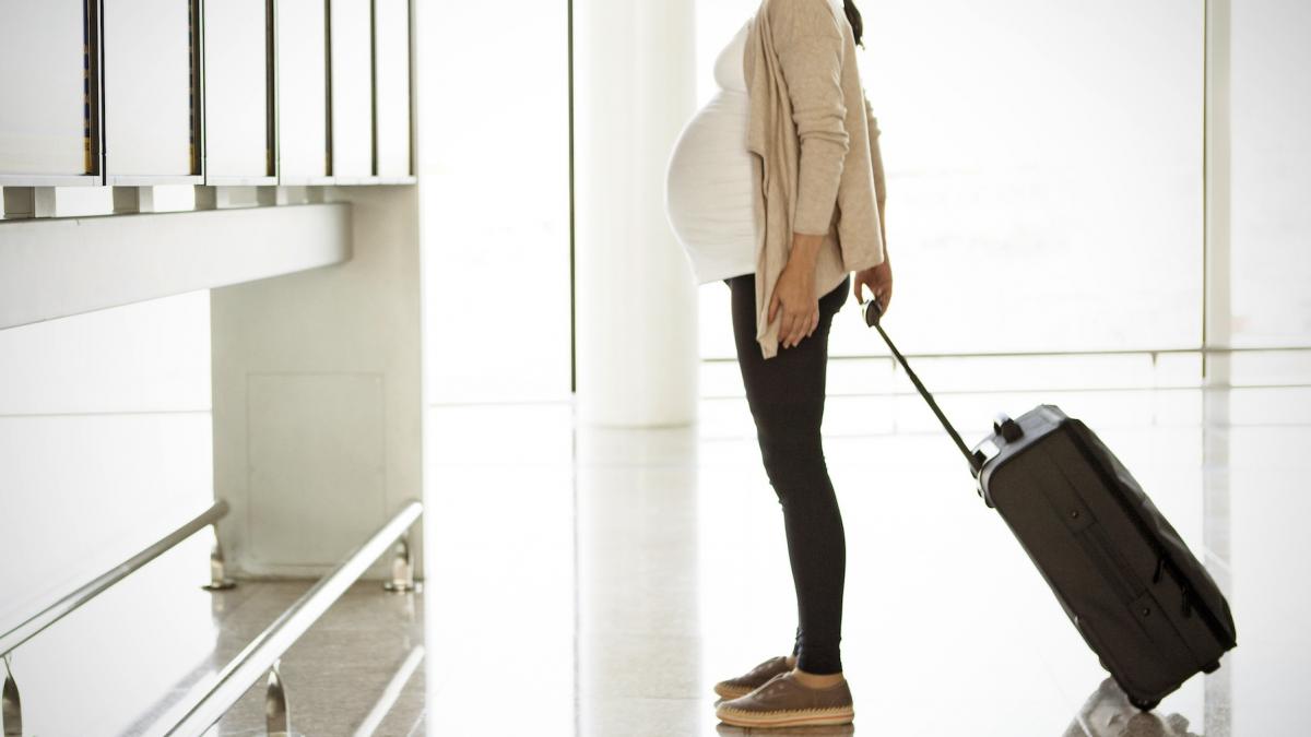 ai voie sa treci prin detectorul de metale daca esti insarcinata ce fel de radiatii folosesc portile de scanare din aeroport