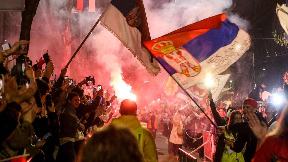 ciocniri violente la protestele antiguvernamentale din serbia politia acuzata de brutalitate impotriva manifestantilor