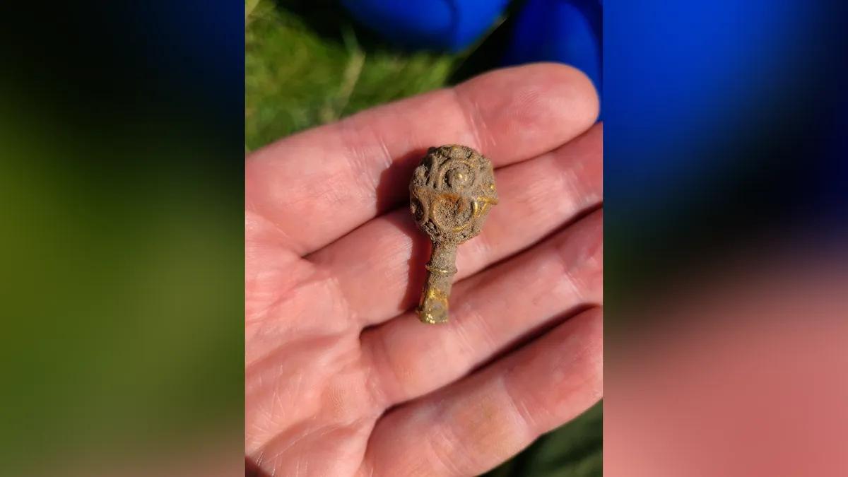 o studenta la arheologie a descoperit un artefact antic din aur la prima ei sapatura dupa doar 90 de minute nu mi venea sa cred