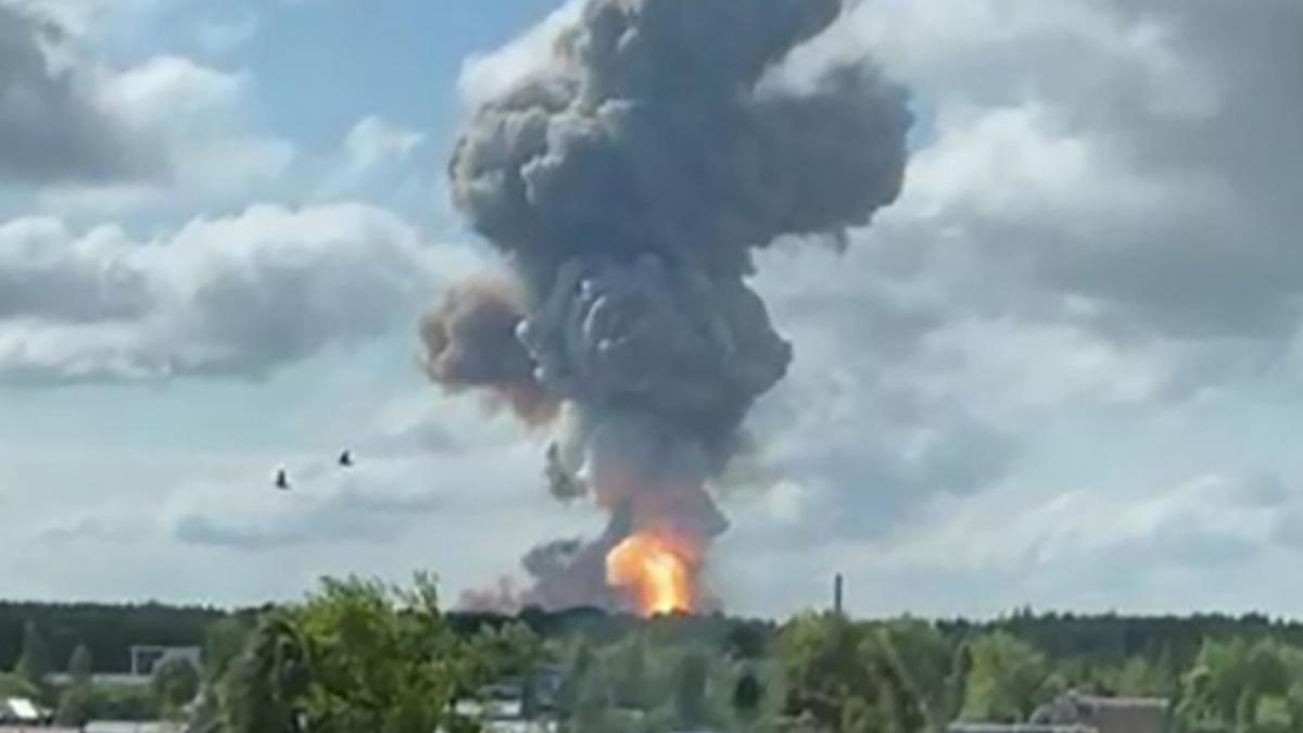 video explozie puternica la o fabrica din rusia sunt 11 morti si 130 de raniti un nor urias de fum se vede de la distanta
