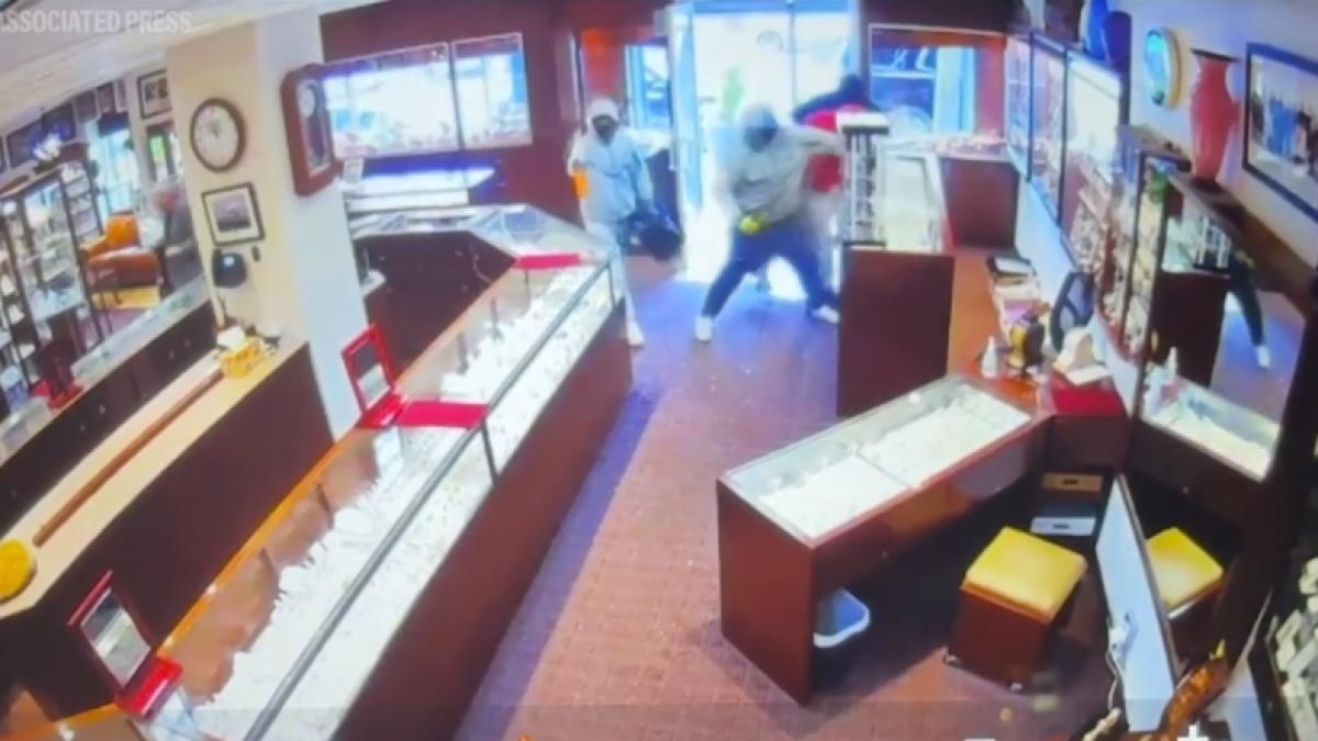 video jaf in 90 de secunde in plina zi barbati mascati au furat diamante aur si ceasuri de lux de 2 milioane de dolari in seattle