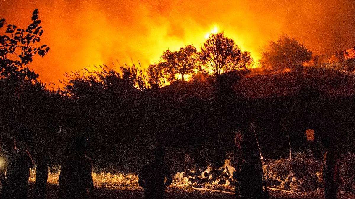 incendiu puternic in turcia sute de oameni au fost evacuati de urgenta din provincia canakkale