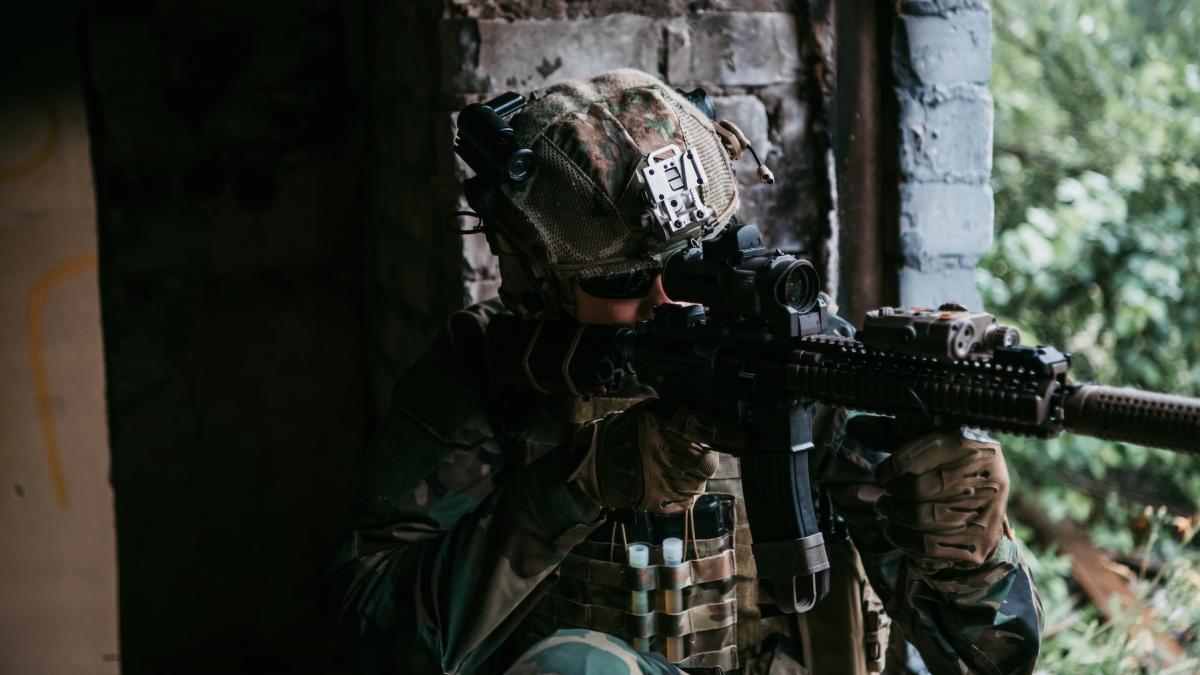 obiceiul simplu pe care lunetistii de elita il folosesc pentru a invinge stresul in cateva secunde