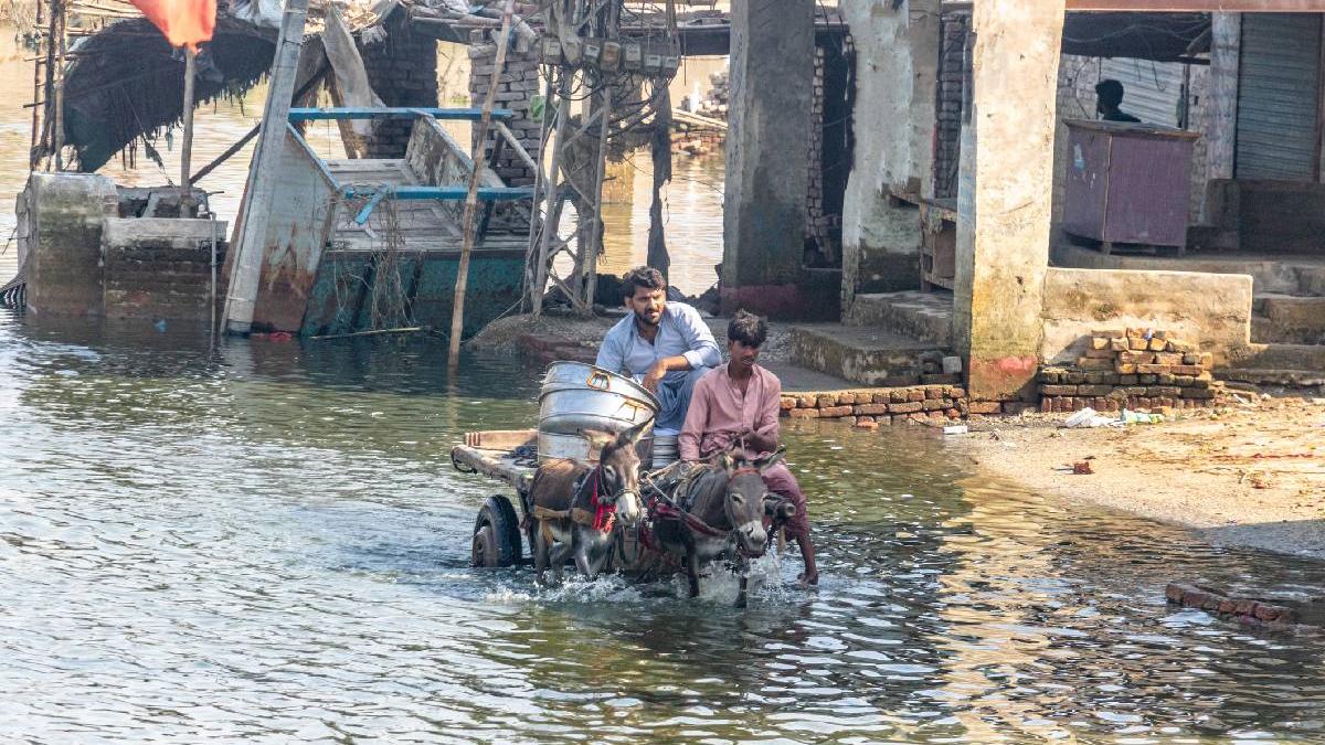 peste 200 de oameni disparuti in pakistan dupa inundatii catastrofale si alunecari de teren