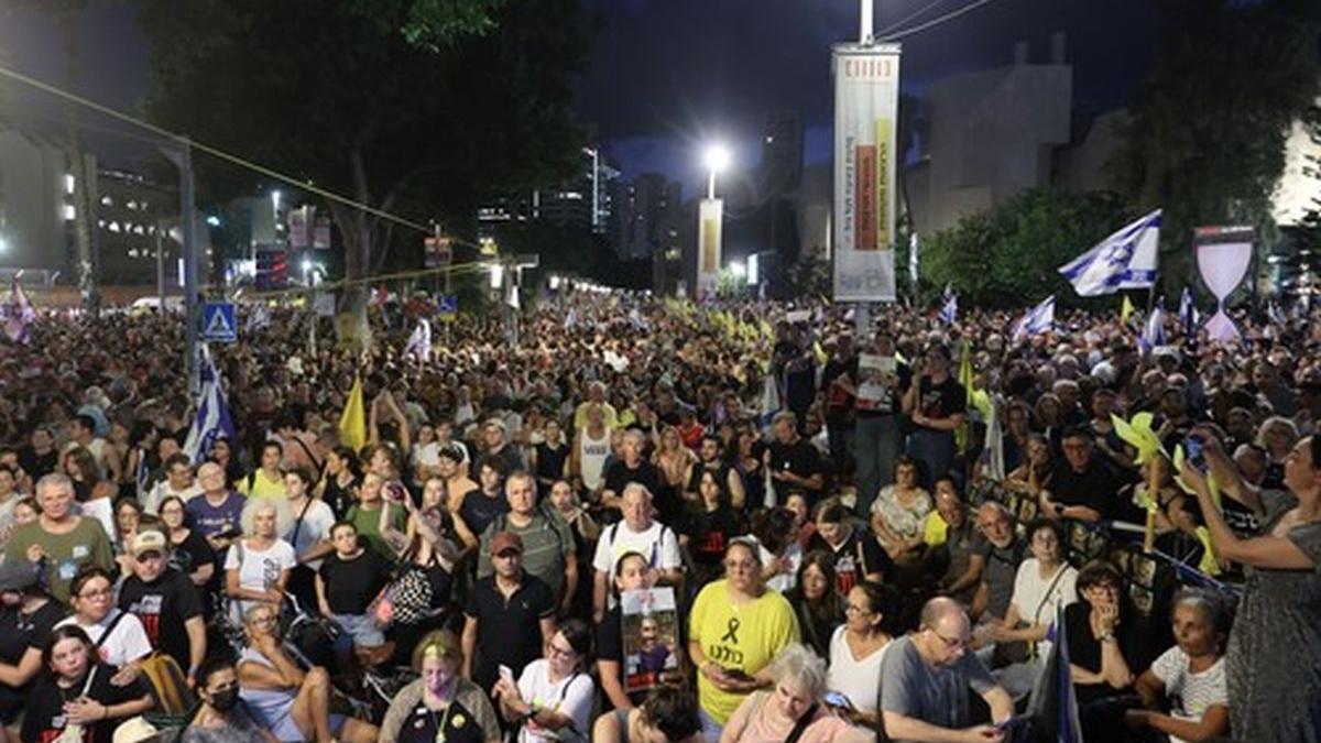 sute de mii de oameni au iesit in strada la tel aviv si ii cer lui netanyahu sa negocieze eliberarea ostaticilor detinuti in gaza