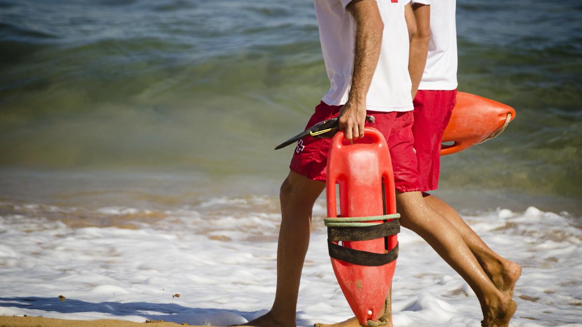 trei turisti s au inecat pe litoral intr o singura zi salvamarii au ridicat steagul rosu in toate statiunile dar au fost ignorati