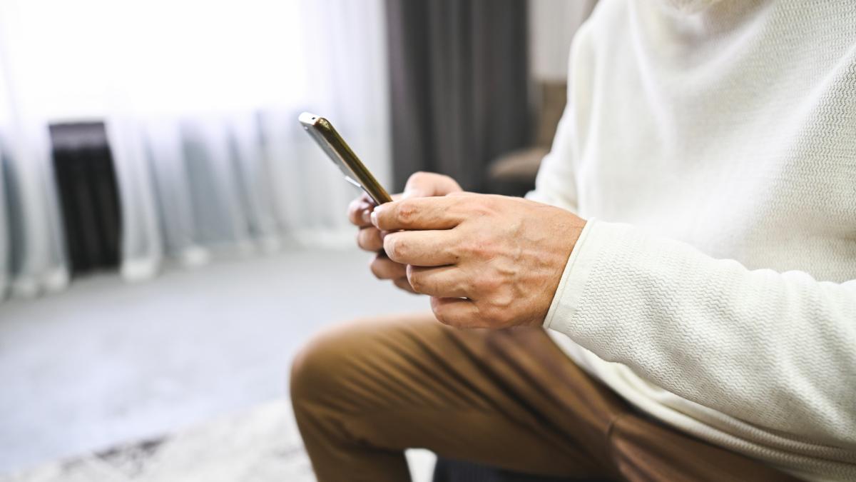 un pensionar de 75 de ani i a cerut sotiei divortul dupa ce s a indragostit de o fata generata de inteligenta artificiala pe internet