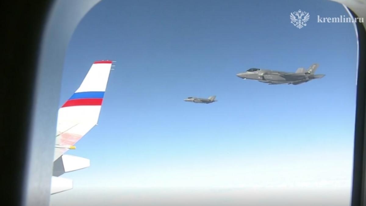 video kremlinul s a laudat ca avioane f 35 americane au escortat aeronava lui putin la plecarea din alaska si a facut publice imagini