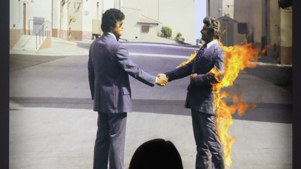 cascadorul care s a lasat cuprins de flacari de 15 ori pentru cea mai faimoasa coperta de album muzical din istorie a murit la 88 de an