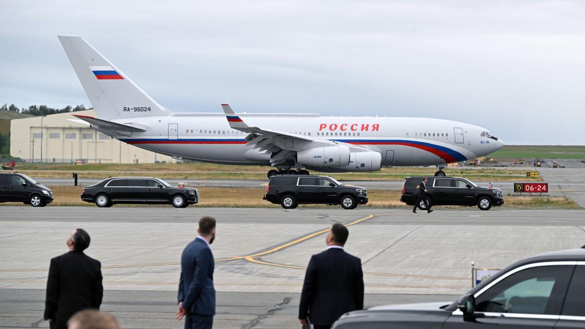 delegatia lui putin in alaska a fost obligata sa plateasca cash pentru combustibilul avioanelor care este motivul