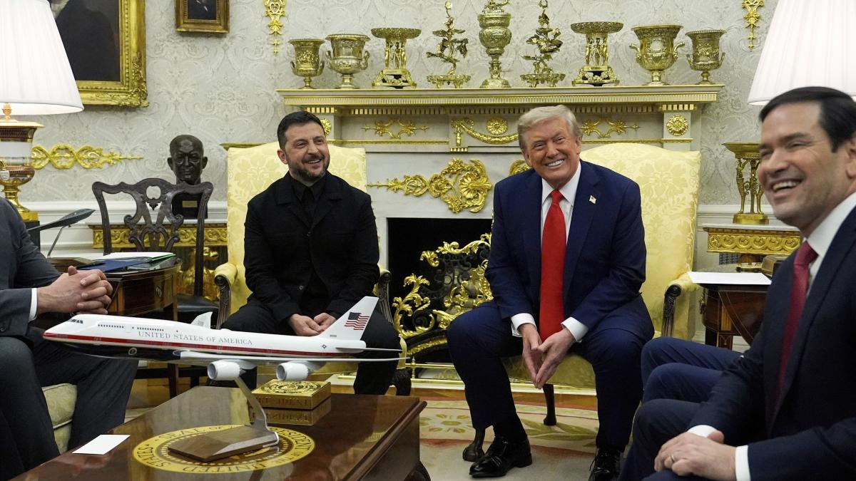 jurnalistul care a criticat in trecut tinuta lui zelenski i a laudat costumul replica presedintelui a starnit rasete in biroul oval