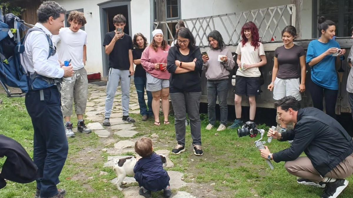 nicusor dan a mers cu sotia si copiii la rosia montana au fost primiti de zeci de voluntari vizita surpriza in pauza de pranz