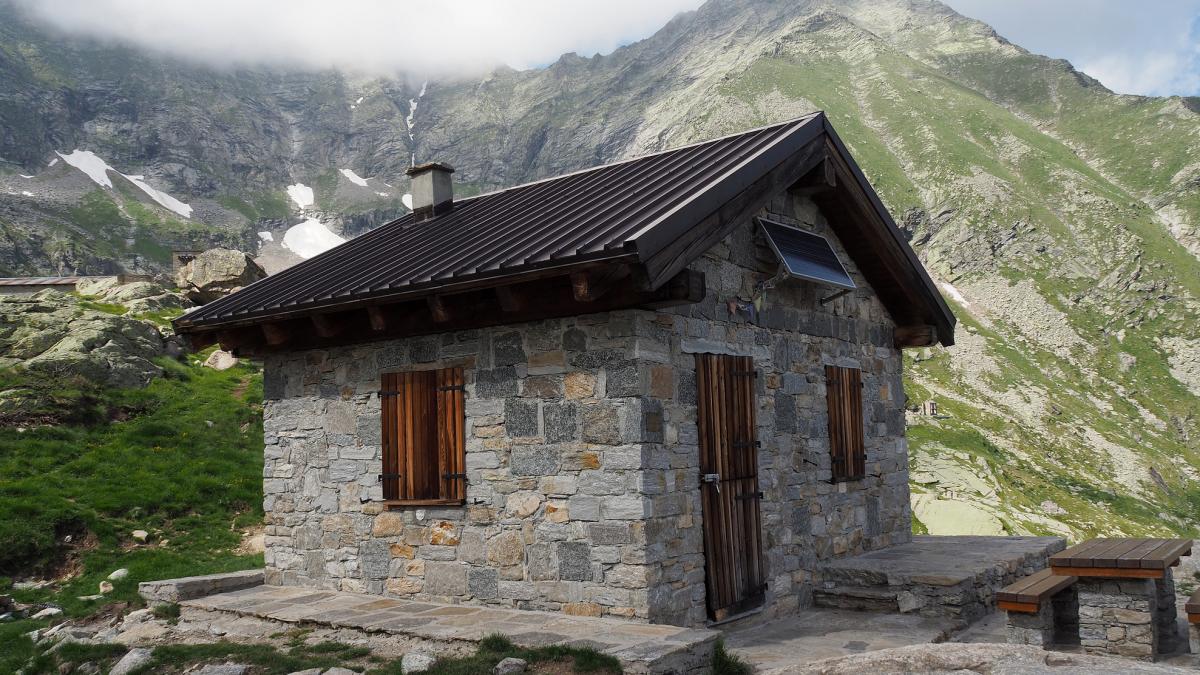 refugii fara apa in muntii din italia turistii nu pot face dus si sunt sfatuiti sa vina cu sticle de apa de acasa