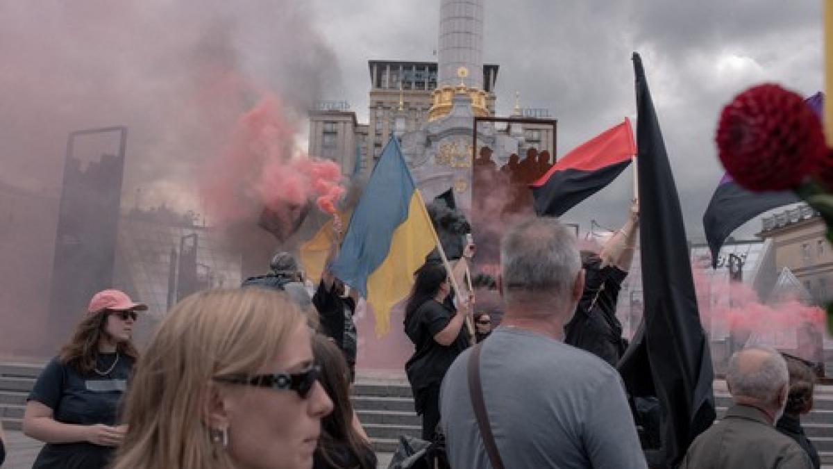 suntem tradati participantii la inmormantarea unui artist de la kiev cazut pe front si au exprimat furia fata de pacea lui trump