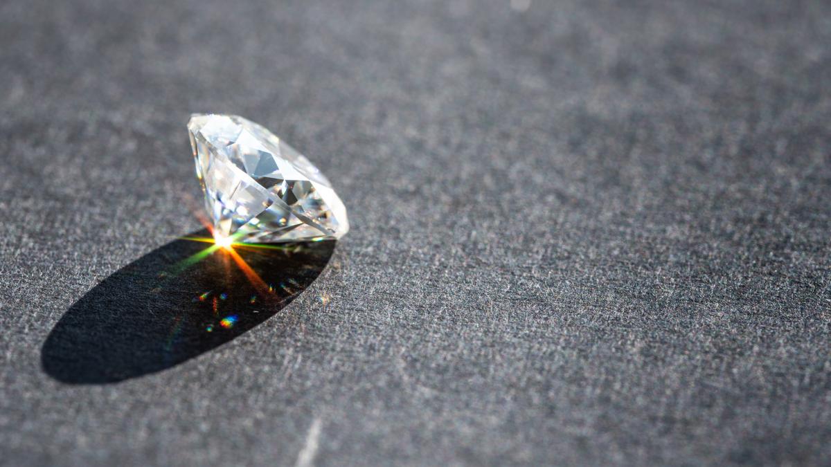 un diamant rar de 25 de milioane de dolari furat a fost recuperat de politia din dubai