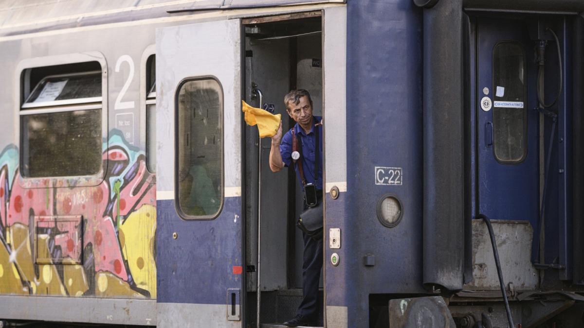 calatori raniti in vagonul unui tren cfr dupa ce un geam s a spart doua femei si o fetita au fost lovite la cap de cioburi