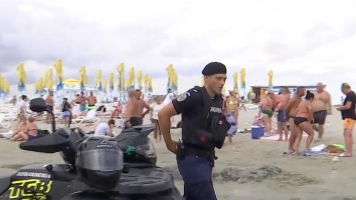 steagul rosu arborat in statiunile de la mare jandarmii patruleaza pe plaje ce amenzi risca turistii care intra in apa