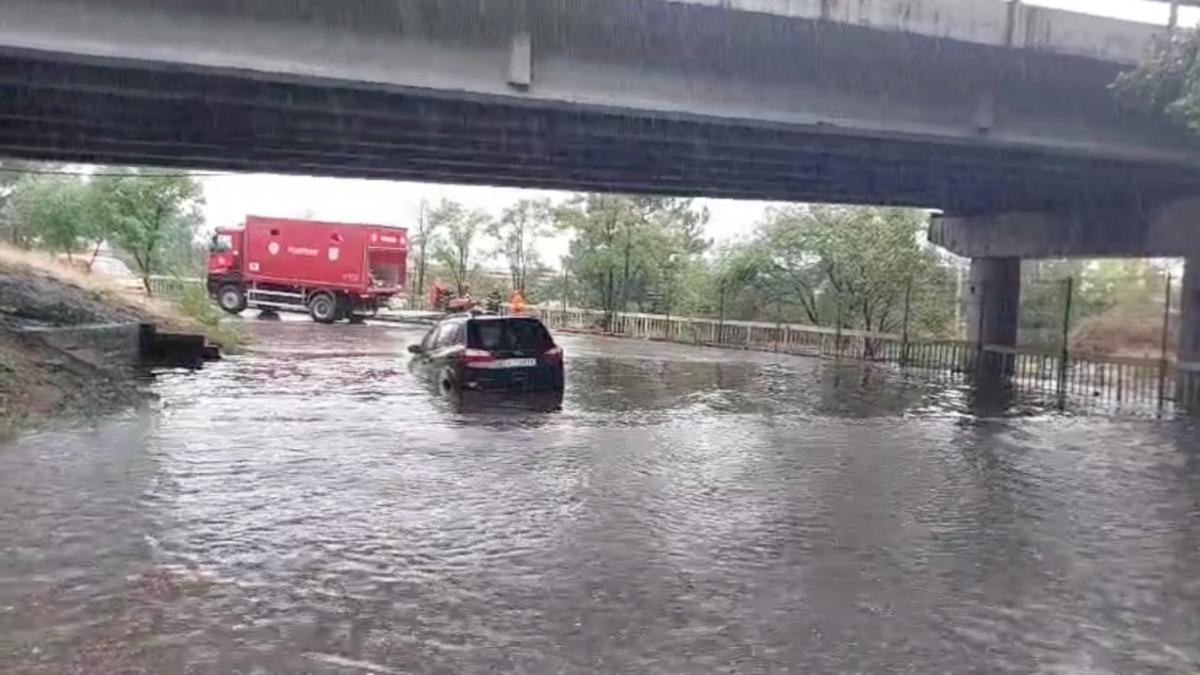 vama portile de fier i a fost inundata dupa ploile torentiale circulatia masinilor a fost blocata