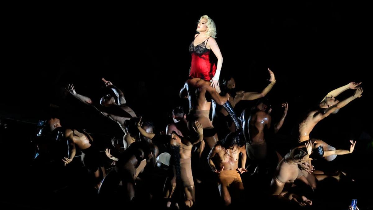 video cum si a sarbatorit madonna ziua de nastere in toscana tortul a fost in forma de labubu