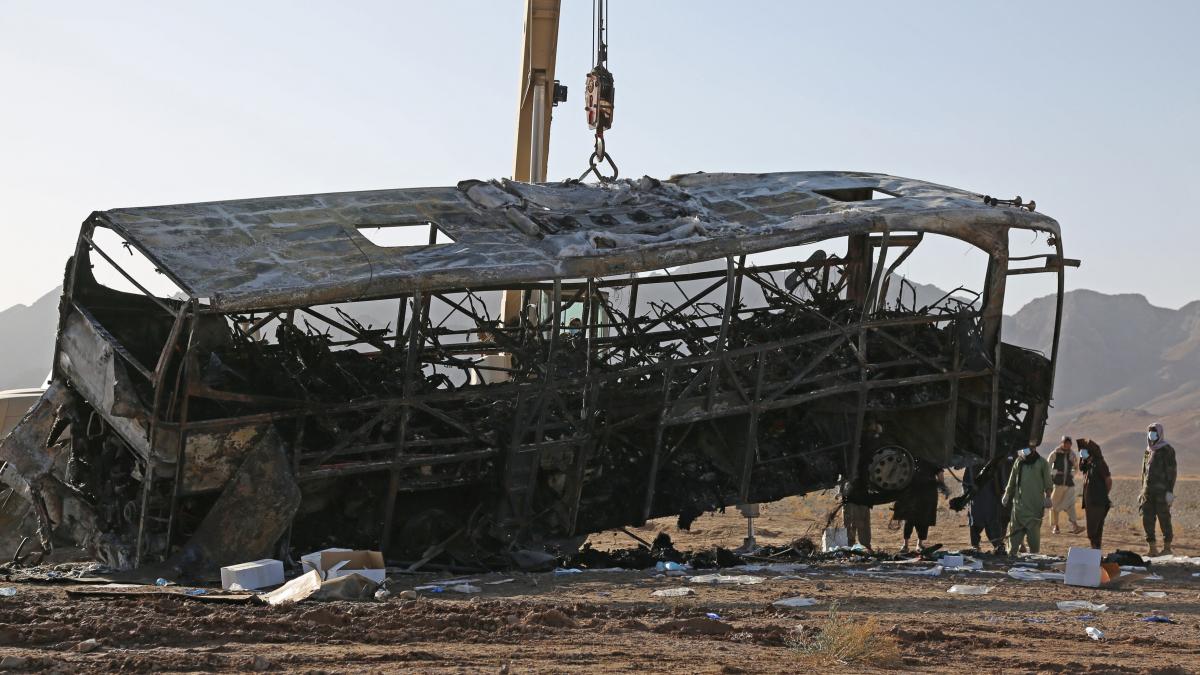 accident cu record de morti 78 de oameni dintre care 17 copii si au pierdut viata dupa ce un autobuz s a ciocnit cu o motocicleta