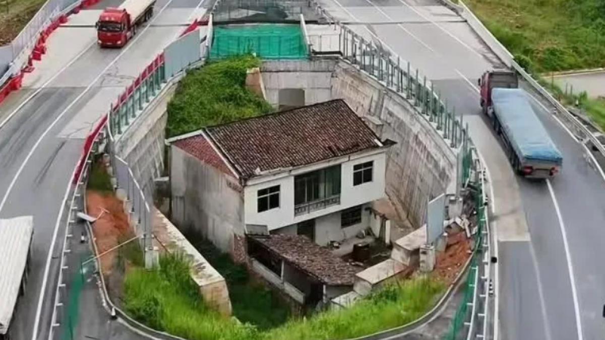 barbatul care s a trezit cu casa in mijlocul autostrazii n a mai suportat zgomotul si s a mutat refuzase banii pentru rascumparare